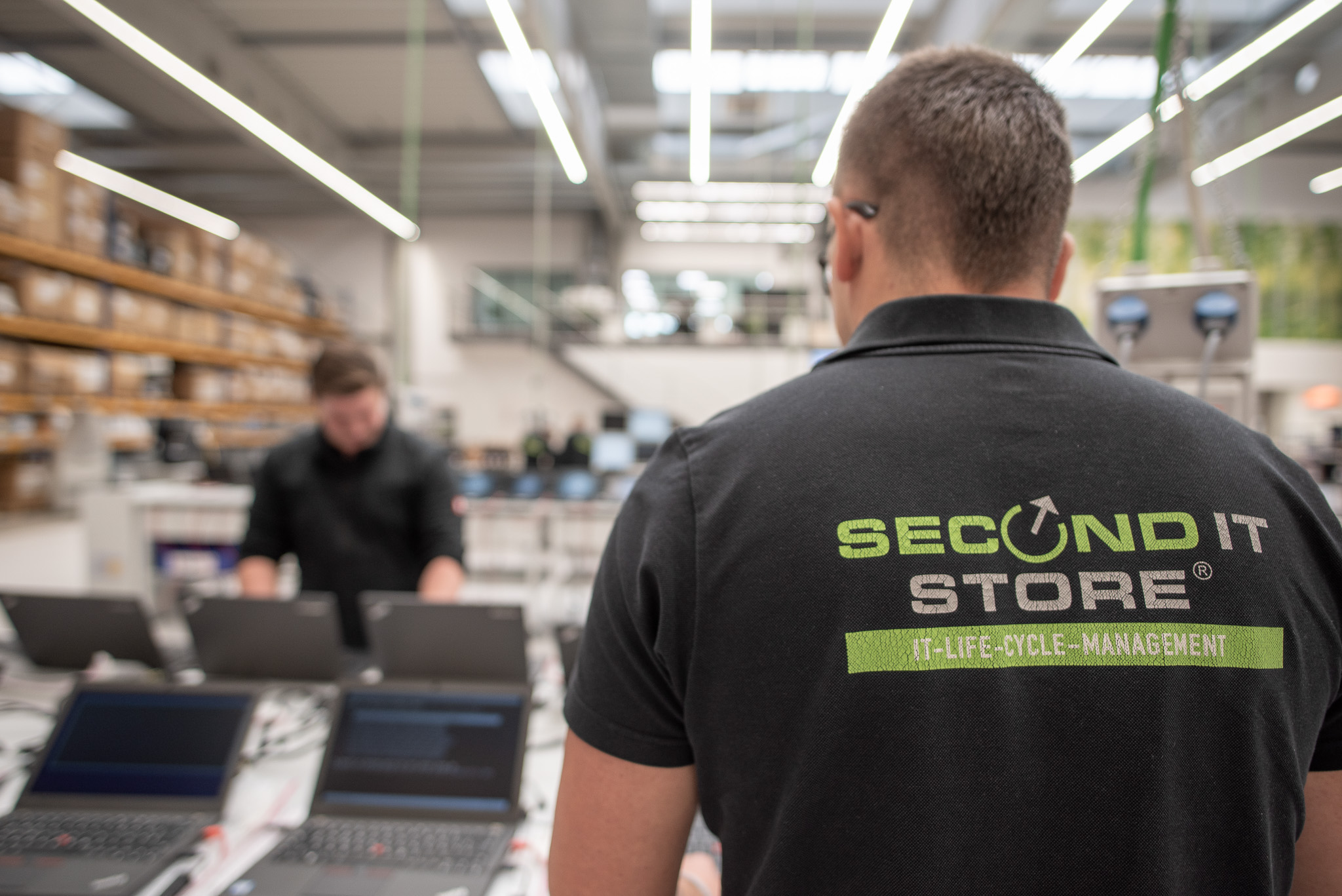 Mitarbeiter von Second IT bei der IT-Hardware-Annahme und -Überprüfung, spezialisiert auf IT-Hardware-Recycling, IT-Remarketing und BSI-konforme Datenlöschung.