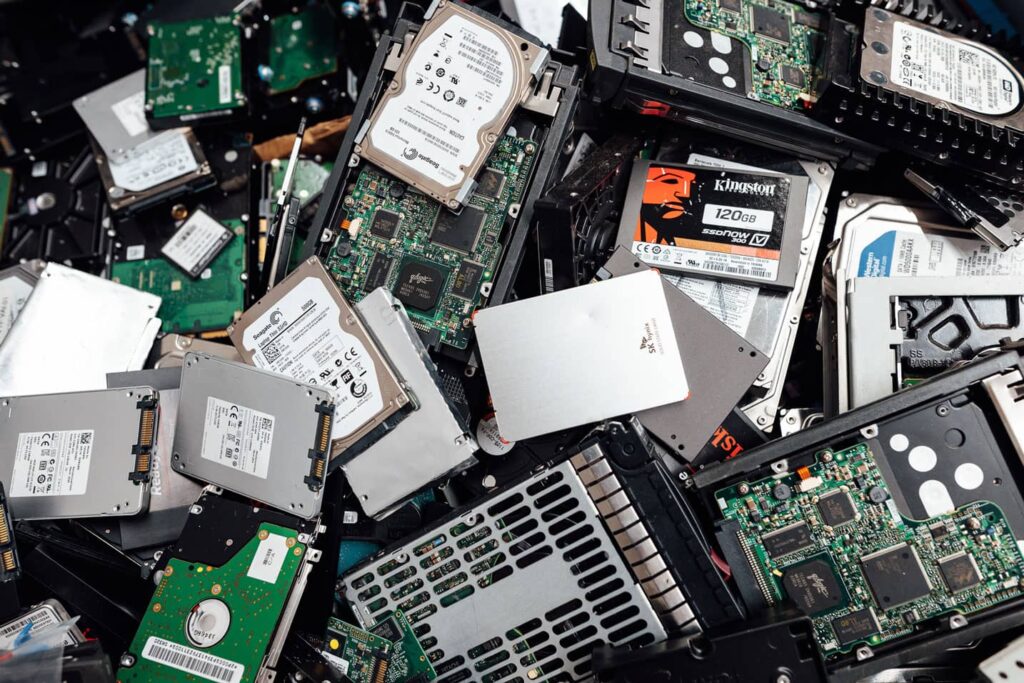 Disques durs démontés avant leur destruction