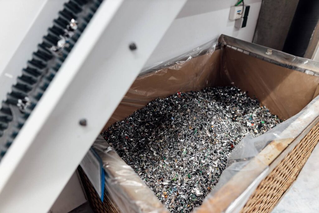 Broyat de disques durs dans un bac de collecte