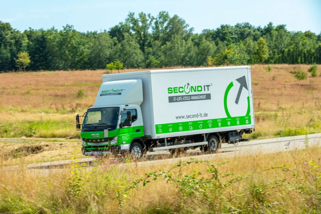 Camion Second IT sur une route de campagne